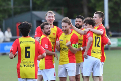 ST202600508-3670 - APELDOORN- Nederland - 13 mei 2026:   Captain Yorik Meijer viert zijn doelpunt tussen zijn medespelers  gedurende de wedstrijd tussen csv Apeldoorn en SDC Putten op het Sportpark Orderbos in Apeldoorn  (©WoutervanZoeren/©WoZoPro)