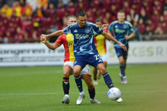 OPS - DEVENTER- THE NETHERLANDS -  17 JULY 2025:   Mathis Suray and Steven Berghuis during the eredivisiematch between Go Ahead Eagles and AFC Ajax at the pitch of Go Ahead Eagles the Adelaarshorst on the 17th of july 2025  in Deventer the Netherlands (photo Wout van Zoeren/OrangePictures)