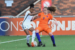11-04-2017: Voetbal: Onder 19 Nederland v Frankrijk: PuttenJoelle Smits, Emelyne LaurentNederlands Elftal dames onder 19 tegen Frankrijk