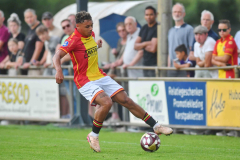 ZUTPHEN - OVERIJSSEL - NEDERLAND - 26 juli 2025:       Dean James   gedurende de oefenwedstrijd tussen Go Ahead Eagles en Al Duhail op de velden van AZC Zutphen (©woutervanzoeren/©WoZoPro)