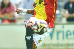 ZUTPHEN - OVERIJSSEL - NEDERLAND - 26 juli 2025:      Richonell Margaret    gedurende de oefenwedstrijd tussen Go Ahead Eagles en Al Duhail op de velden van AZC Zutphen (©woutervanzoeren/©WoZoPro)