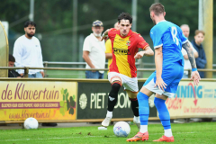 ZUTPHEN - OVERIJSSEL - NEDERLAND - 26 juli 2025:   Thibo Baeten  gedurende de oefenwedstrijd tussen Go Ahead Eagles en Apollon Limassol op de velden van AZC Zutphen (©woutervanzoeren/©WoZoPro)