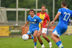ZUTPHEN - OVERIJSSEL - NEDERLAND - 26 juli 2025:  Charalampous Christos en Luca Everink   gedurende de oefenwedstrijd tussen Go Ahead Eagles en Apollon Limassol op de velden van AZC Zutphen (©woutervanzoeren/©WoZoPro)