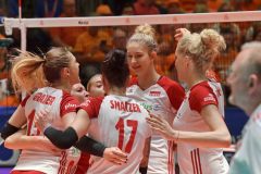 30-05-2019: Volleybal: Vrouwen Nederland v Polen: ApeldoornVolleyball Nations LeagueV.l.n.r.: The team of Poland, cheering