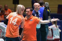 30-05-2019: Volleybal: Vrouwen Nederland v Polen: ApeldoornVolleyball Nations LeagueV.l.n.r.: Laura Dijkema, Alessandro Beltrami of the Netherlands