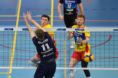 BD20260203 - 2715 APELDOORN - NEDERLAND - 7 februari 2026:  Remco van de Elshout, Thomas van Bladel en Luuk van Steenbergen van Scherp ZVH gedurende de competitiewedstrijd volleybal eredivisie heren tussenn de heren Draisma Dynamo HS1 en Scherp in Packaging ZVH HS1 in de Draisma Dynamo Arena Omnisport in Apeldoorn (©WoutervanZoeren/©WoZoPro)